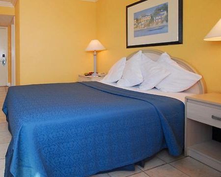Holiday Inn Express & Suites Нассау Номер фото